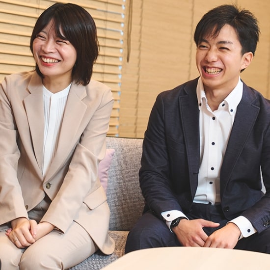 笑う男女