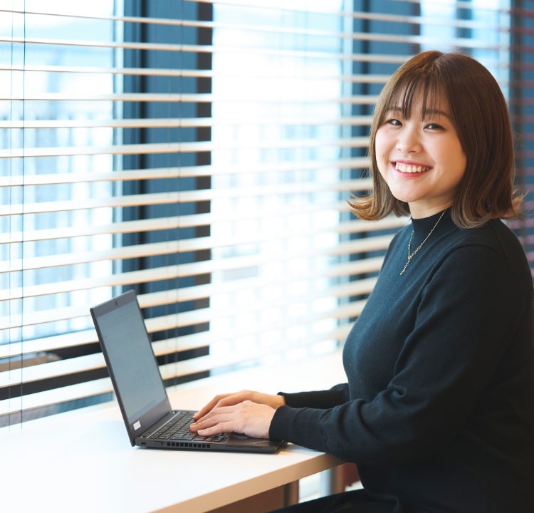 こちらを見つめる女性