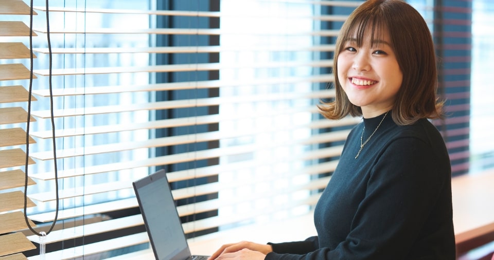 こちらを見つめる女性