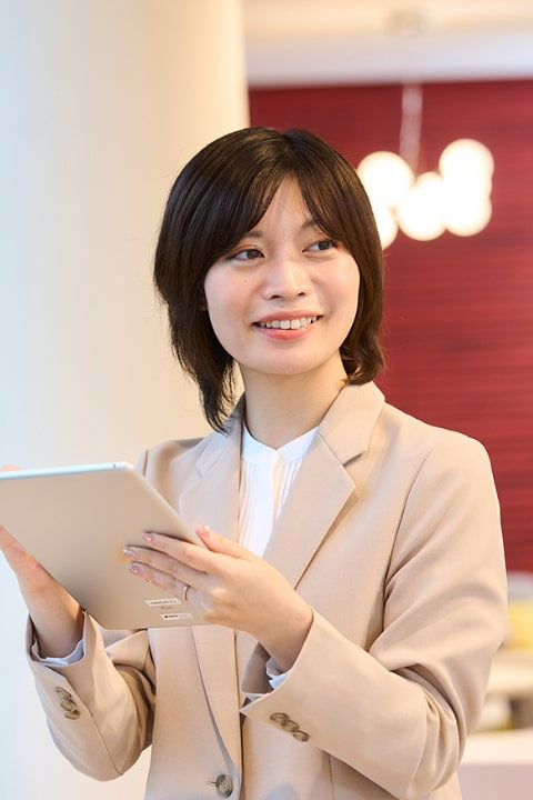 タブレットを持った女性