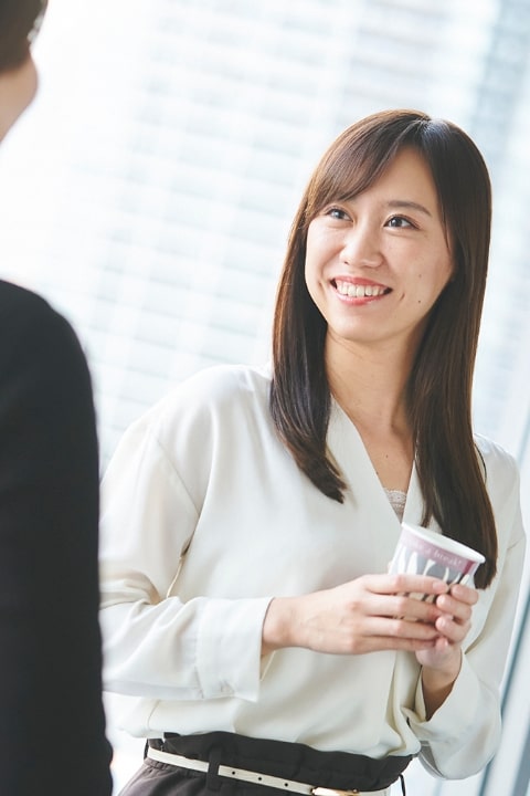 紙コップを持った女性