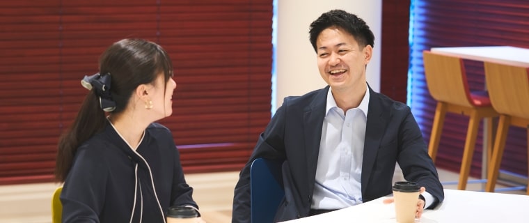 談笑する男女