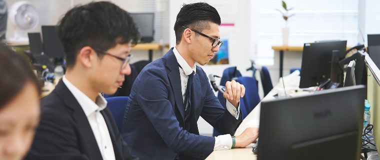 仕事をする男性