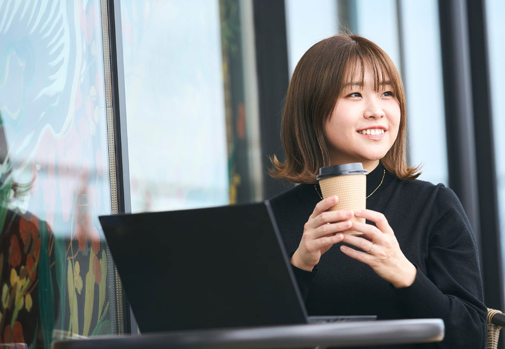 紙コップを持つ女性