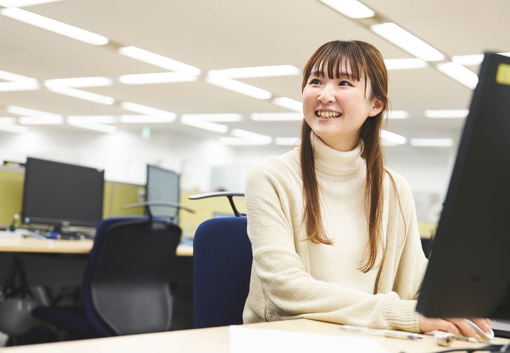 相手の方を見る女性