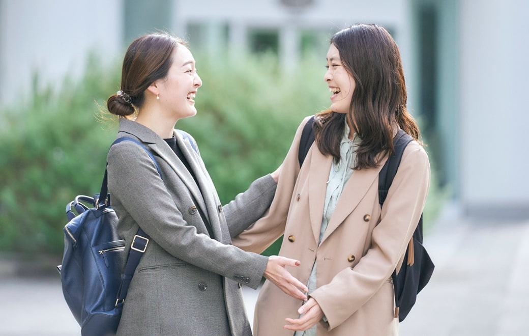 笑い合う女性二人組
