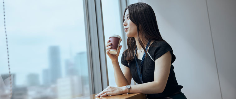 相手の方を見る女性