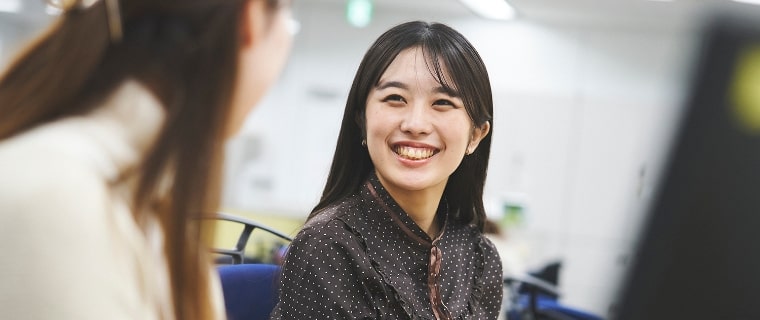 相手の方を見る女性