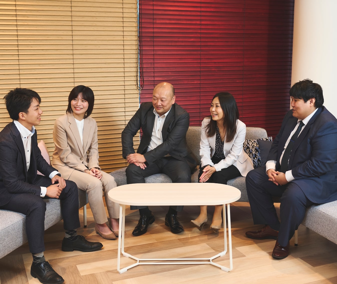 真剣にパソコンをみる男性