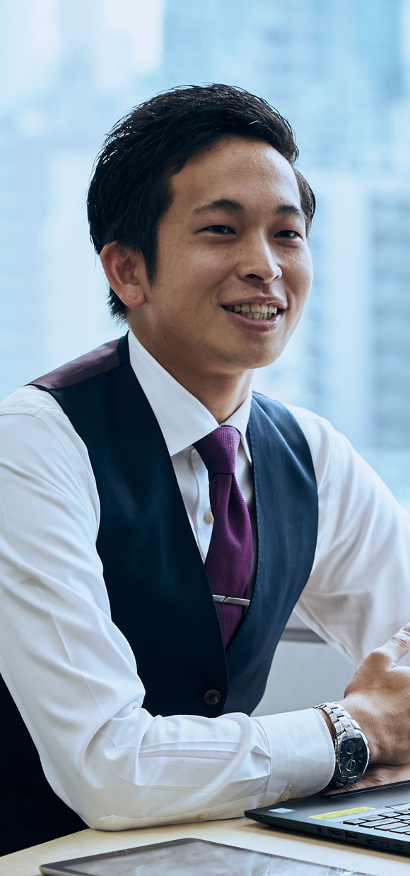 話すスーツ姿の男性