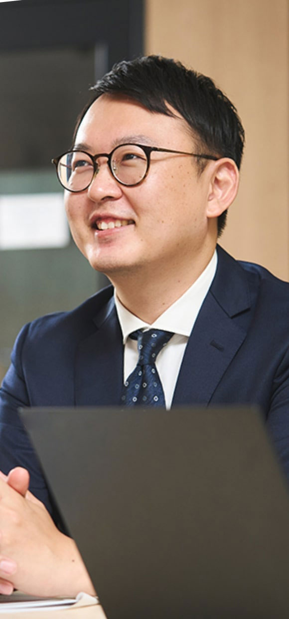話を聞く眼鏡の男性